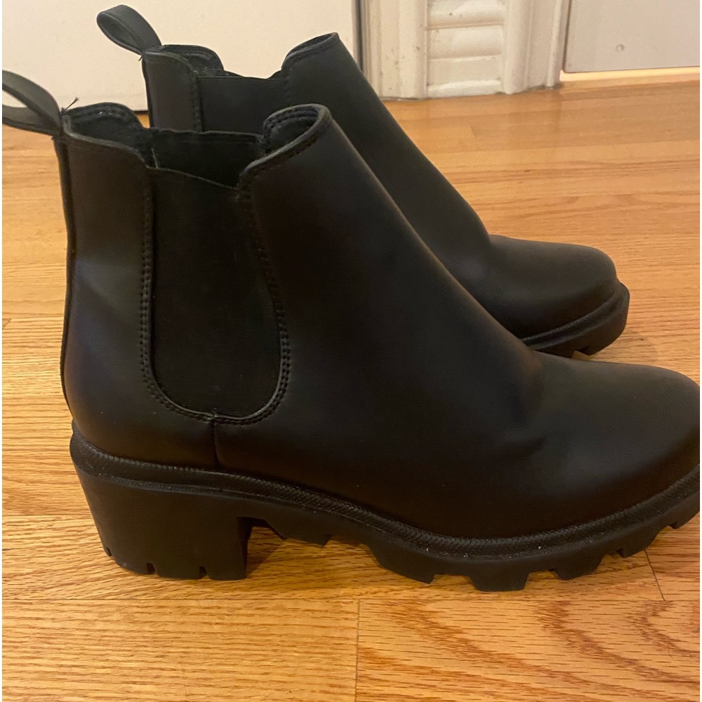 NWT Steve Madden Lug Sole Chelsea Boot!